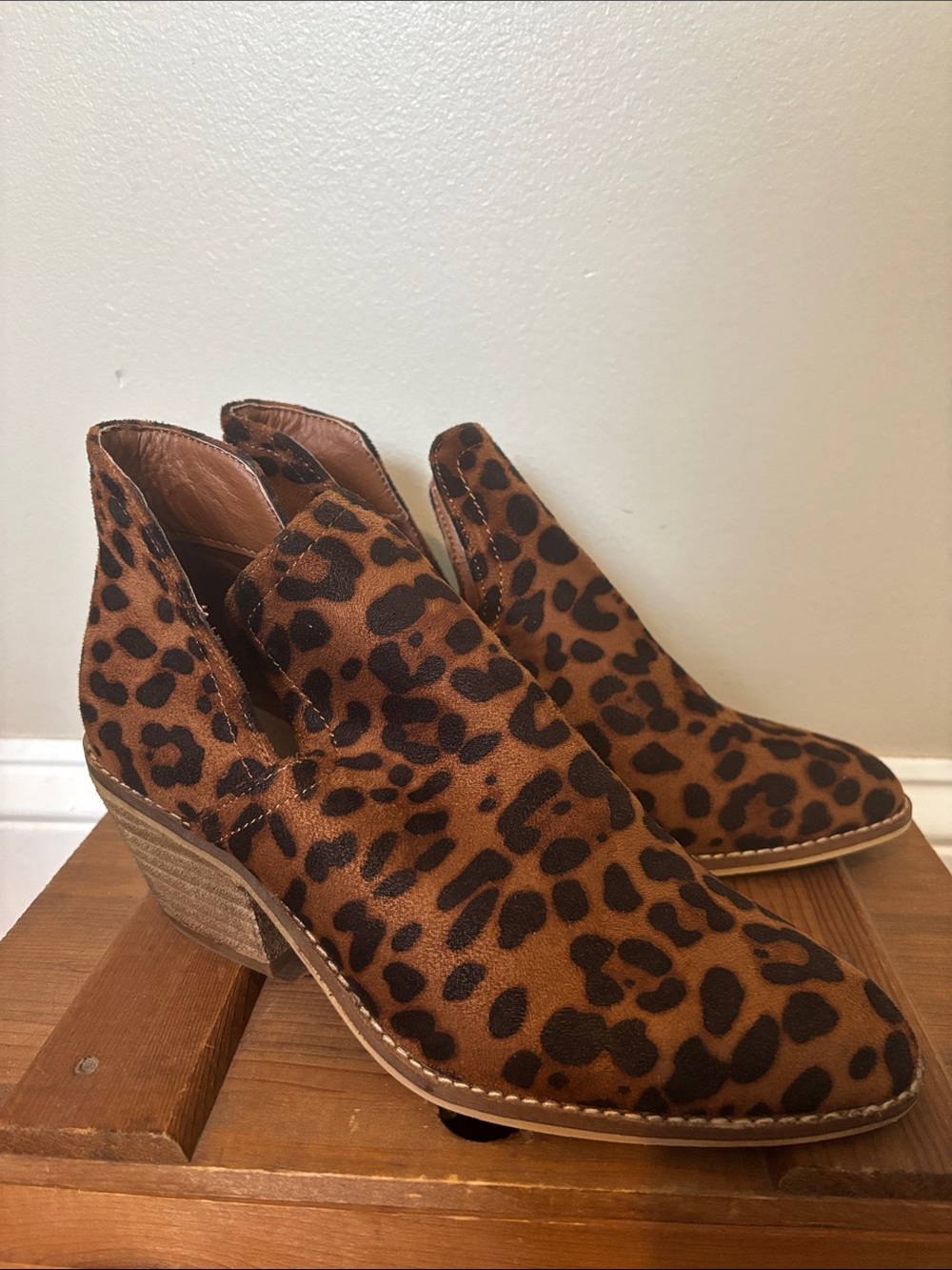Unilody Women Size 7 Leopard Ankle Boots V Cut Side Pointed Toe Western Booties